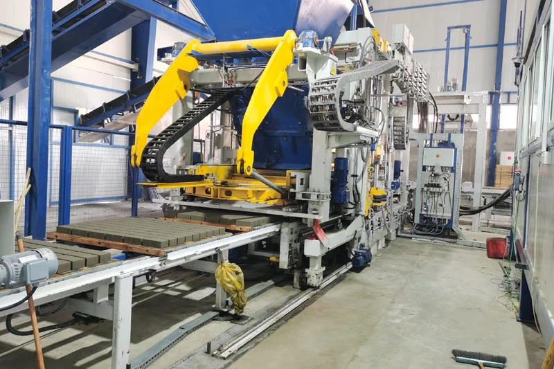 Машина для производства блоков с замковым соединением