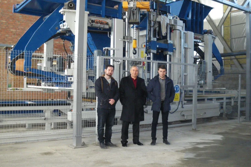 Машина для производства больших досок с одним поддоном