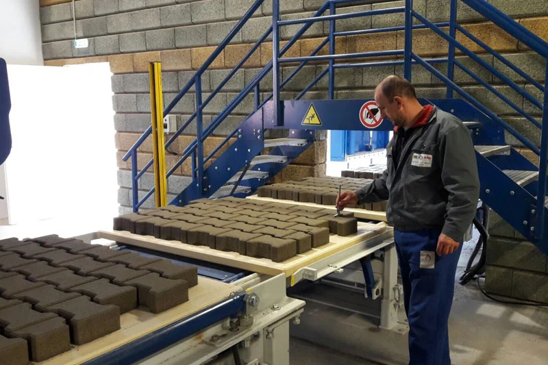 Машина для производства больших досок с одним поддоном