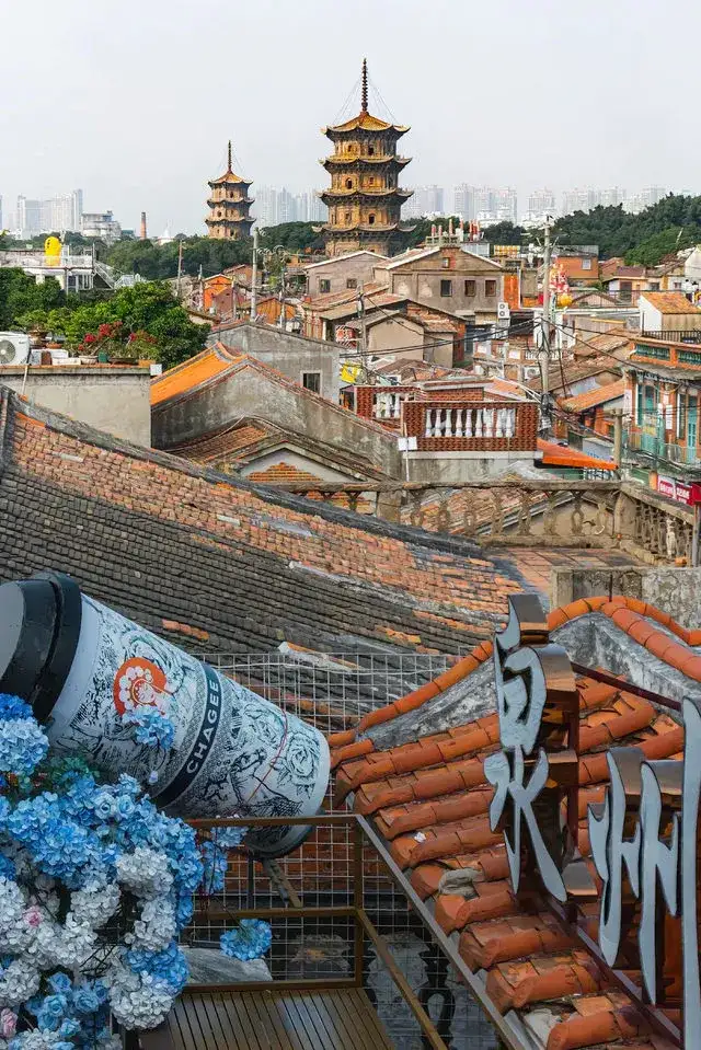 Вид с террасы кафе 'Youli Coffee' на Западной улице